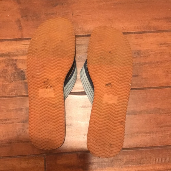 Nike Flip Flops - Picture 2 of 5